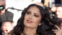 ŽARI I PALI NA PRAGU SEDME DECENIJE Salma Hajek proslavila 58. rođendan u zavodljivim kupaćim kostimima, bujni dekolte dala na izvolite