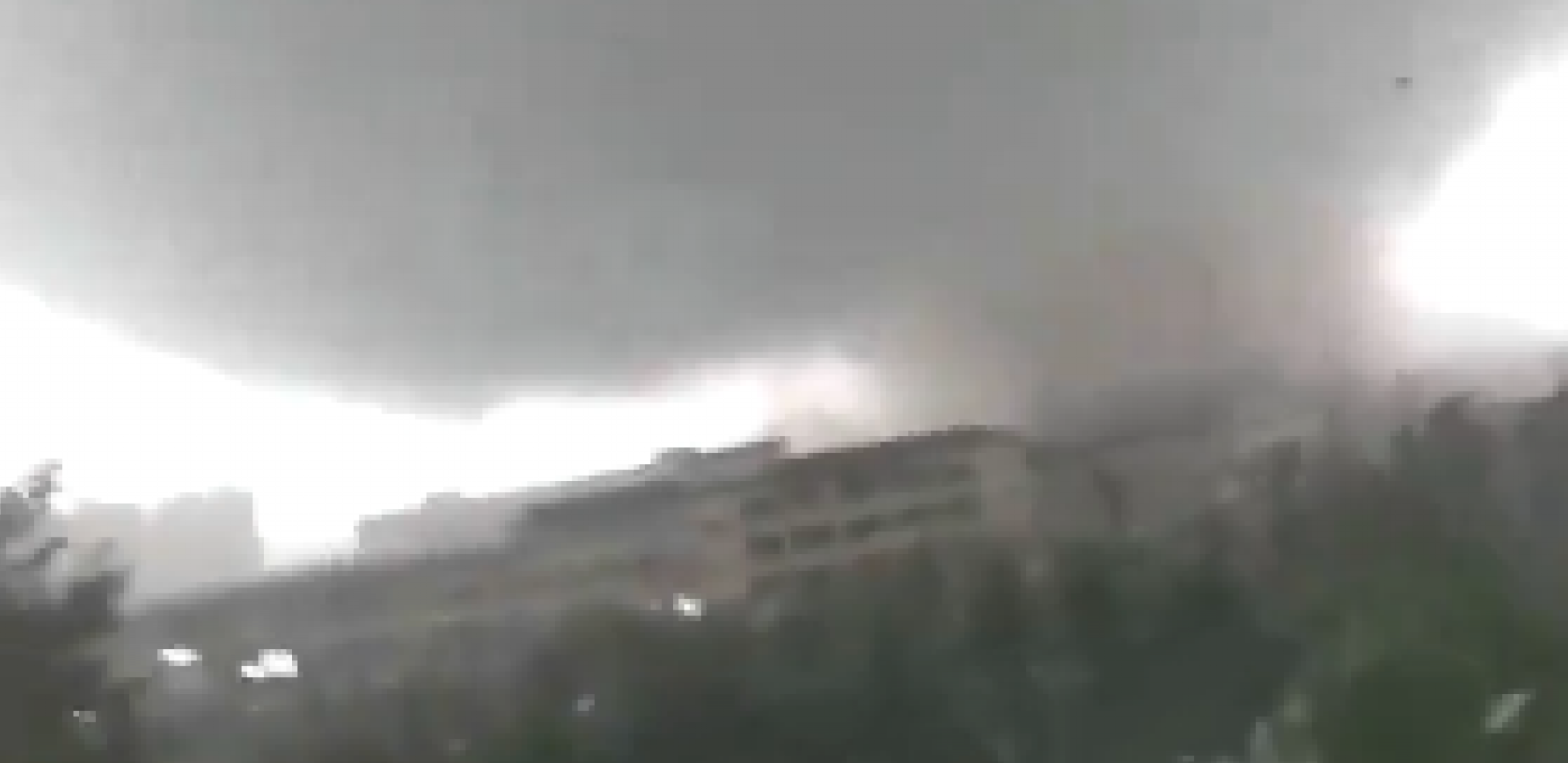 UŽASAVAJUĆE! TORNADO RAZARA SVE PRED SOBOM Jedna osoba poginula, desetine povređeno (VIDEO)