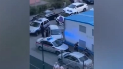 MAJKA ODGRIZLA SINU (3) DVA PRSTA ISPRED ZGRADE Dete nije ni pisnulo, bio je sav krvav