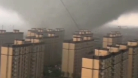 TORNADO POGODIO KINU Jedna osoba poginula (VIDEO)