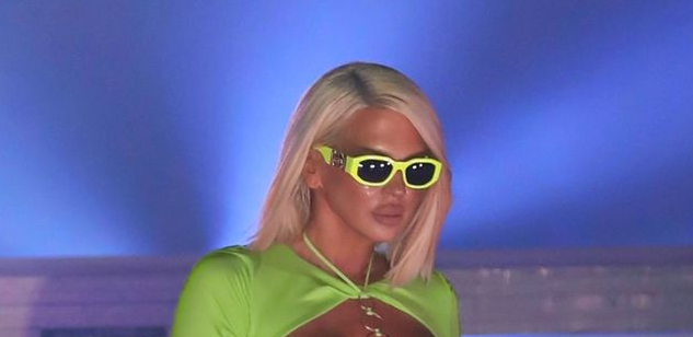 KARLEUŠA POKAZALA "FRIZURU" NA MEĐUNOŽJU Pozirala, a pletenica ispala iz donjeg veša, ljudi u šoku