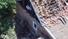 RUSKI VOJNIK DIGAO U VAZDUH KUĆU PUNU NEPRIJATELJA NA PERIFERIJI NJUJORKA! Jeziv snimak pokazuje da je bio na ivici smrti (VIDEO)