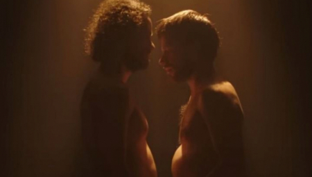 SPRSKI GLUMCI SE LJUBE POTPUNO GOLI Stali ispred kamera, a gej scene izazvale haos: "Predivno, ali i ružno"