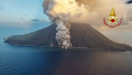PODIGNUT NAJVIŠI NIVO UZBUNE Lava i pepeo se izlili u more, ovako izgleda erupcija vulkana u Italiji