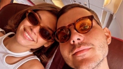 VIKTOR U LJUBAVNOM ZANOSU SA VODITELJKOM Živojinović dohvatio devojku, ne odvaja se od nje