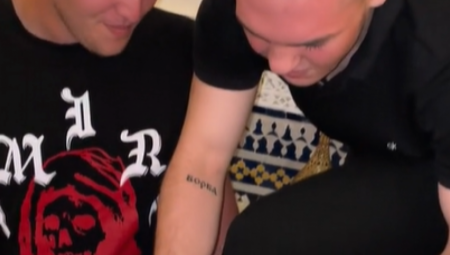 MLADIĆ NIJE ZNAO ŠTA GA JE SNAŠLO Kum mu posvetio jedinstvenu TETOVAŽU, kad se skenira QR kod izađe OVO (VIDEO)