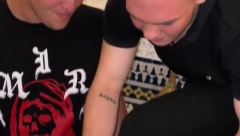 MLADIĆ NIJE ZNAO ŠTA GA JE SNAŠLO Kum mu posvetio jedinstvenu TETOVAŽU, kad se skenira QR kod izađe OVO (VIDEO)