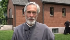 PREŠAO U PRAVOSLAVLJE I SAD SLUŽI U CRKVI SVETE PETKE Amerikanac postao SRPSKI POP, njegova priča je fascinantna (VIDEO)