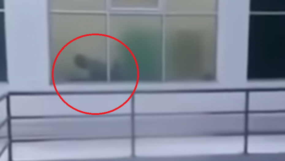 KAMERA UHVATILA DOKTORA I MEDICINSKU SESTRU U VRELOJ AKCIJI Pacijenti čekaju i gledaju zgranuti (VIDEO)