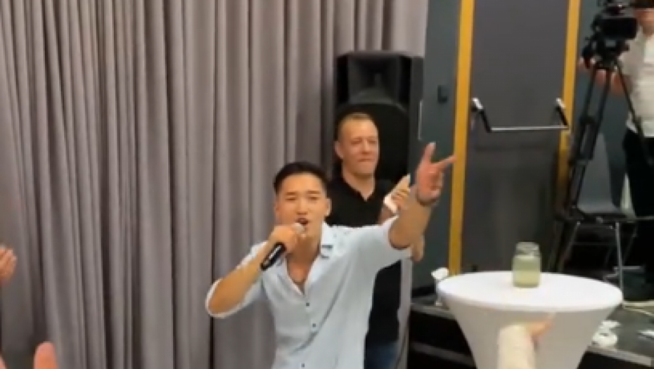 "MALO VISKI, MALO KOKA-KOLA" Kinez kumovao na SRPSKOJ SVADBI, pa oduševio sve prisutne kad se latio mikrofona (VIDEO)
