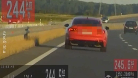 VOZAČ DIVLJAO 246 NA SAT, IZA LEĐA MU IŠAO PRESRETAČ Snimljena bahata vožnja, ovo je kazna koja mu sledi (VIDEO)