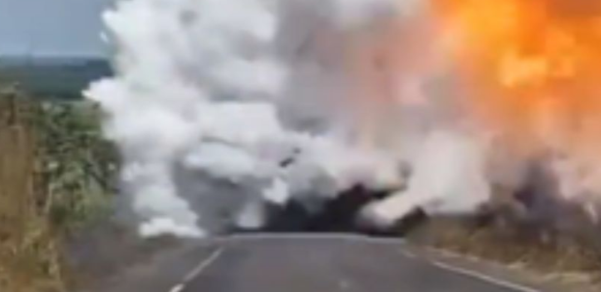 EKSPLOZIJA RAZNELA SVE U DELIĆE, LJUDI POMAHNITALO JURILI DA SPASU GLAVU NA RAMENU! Plamen gutao kamion, onda je nastao HOROR!