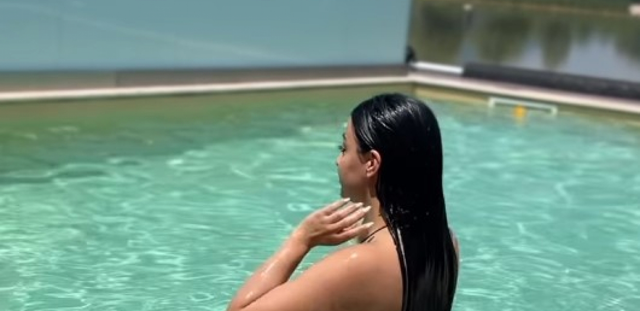 PEVAČICA OBJAVILA VRELE FOTKE S DEČKOM U suzama napustila Zvezde Granda, sad sija od sreće