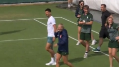 OVAKVOG ĐOKOVIĆA NIKADA NISTE VIDELI Novak radio kao volonter na Vimbldonu, dobio je specijalan zadatak (VIDEO)