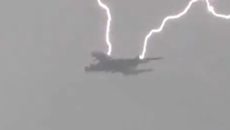 GROM UDARIO U AVION Osvanuo je jezivi snimak (VIDEO)