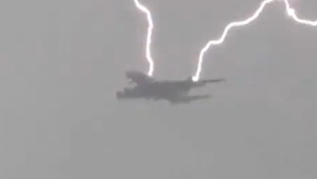 GROM UDARIO U AVION Osvanuo je jezivi snimak (VIDEO)