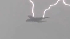 GROM UDARIO U AVION Osvanuo je jezivi snimak (VIDEO)