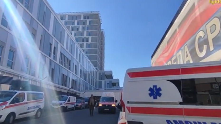 DVE BEBE OD DVA MESECA ISPALE IZ KOLICA! Momentalno prevezene u Urgentni!