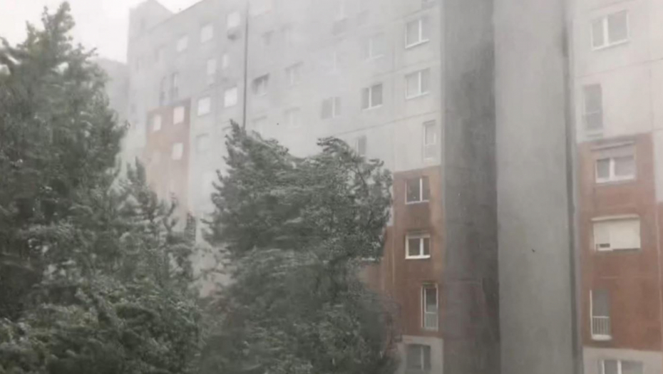 VETAR ČUPAO KROVOVE ZGRADA Stravično nevreme u Sloveniji, front prešao preko Ljubljane (VIDEO)