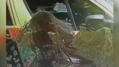 ŽENE KUPOVALE SUVENIRE U GRČKOJ, POKOSIO IH AUTO Jeziv snimak - letele su nekoliko metara! (VIDEO)