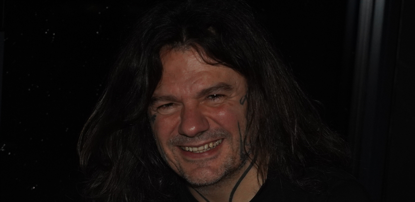 LJUDI U ŠOKU ZBOG ONOGA ŠTO JE MUZIČAR ISTETOVIRAO NA GLAVI Našao se na meti osuda, spomenuli i Gocu Tržan