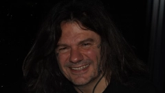 LJUDI U ŠOKU ZBOG ONOGA ŠTO JE MUZIČAR ISTETOVIRAO NA GLAVI Našao se na meti osuda, spomenuli i Gocu Tržan