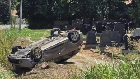 ULETEO KOLIMA NA GROBLJE I PREVRNUO SE NA KROV Šokantna nesreća kod Kruševca (FOTO)