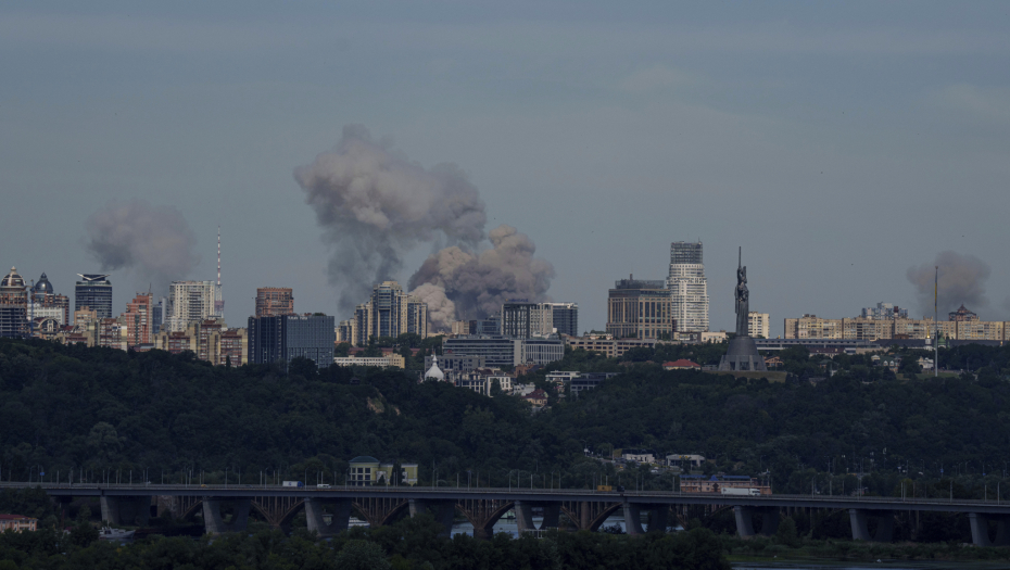 ZACRNILO SE NEBO IZNAD KIJEVA, PRETVORENI U PRAH I PEPEO: Petnaest ruskih dronova UNIŠTENO tokom noći