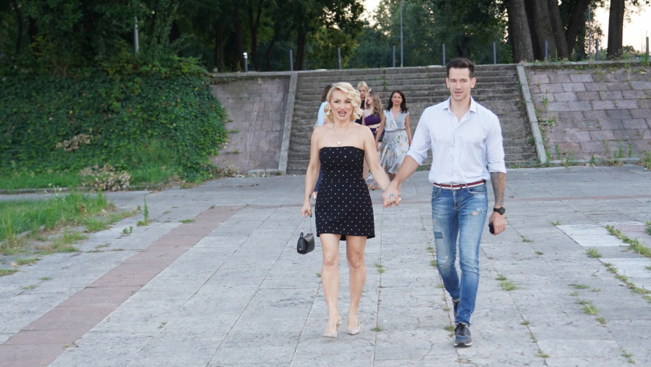 GALA ROĐENDAN GOCE TRŽAN NA SPLAVU! Pojavili se i njeni roditelji, samo jednom ste ih videli u javnosti, evo ko je došao od poznatih