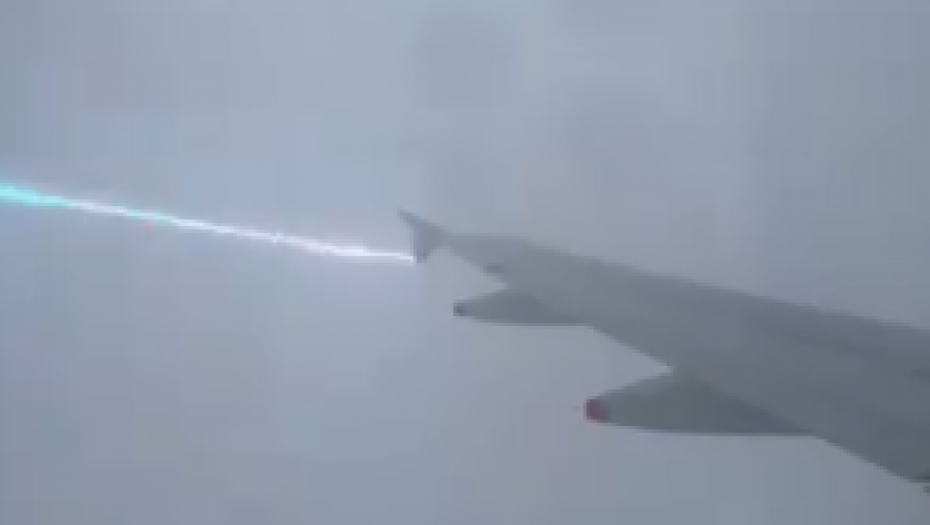 PUTNICI SNIMILI KAKO GROM UDARA U AVION U LETU Evo šta se nakon toga desilo! (FOTO/VIDEO)