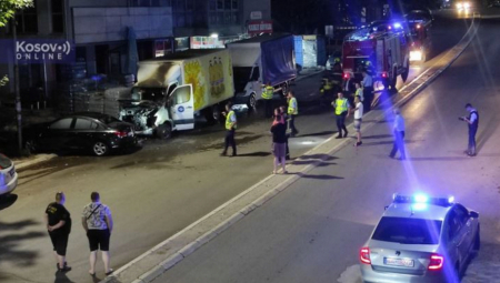 UŽAS NA SEVERU KIM Požar u Kosovskoj Mitrovici, podmetnut požar, uništeni kamioni i automobil