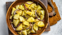 SLASNA KROMPIR SALATA Idealno se slaže sa ribom, a pogodna za dane Petrovskog posta