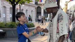 DEČAK PRODAVAO LIMUNADU U KNEZU PA MU JE PRIŠAO POZNATI INFLUENSER! "Ćaskao" je sa njima pa im je postavio OVO PITANJE - mreže gore! (FOTO)