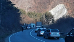 TEŠKA SAOBRAĆAJKA KOD KOKINOG BRODA! Vozač izgubio kontrolu, sleteo sa puta i PREVRNUO SE!