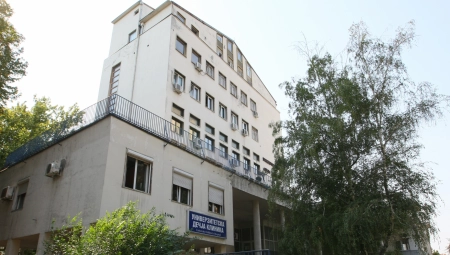 "IZAŠAO JE SA MAMOM NA PROZOR TIRŠOVE, A DOLE..." Mališan je ovo zaslužio: Prizor ispred klinike RAZNEŽIO Beograđane, srce da pukne!