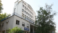 "IZAŠAO JE SA MAMOM NA PROZOR TIRŠOVE, A DOLE..." Mališan je ovo zaslužio: Prizor ispred klinike RAZNEŽIO Beograđane, srce da pukne!