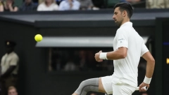 ZABILI FEDERERU NOŽ U LEĐA Kakav tekst švajcarskog lista o Đokoviću: Novak izmislio operaciju? To je zato što je iz bivše Jugoslavije