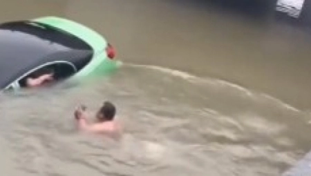 DRAMATIČAN SNIMAK POPLAVE Muškarac skače u vodu i lomi stakla od auta, za dlaku izbegnuta tragedija! (VIDEO)
