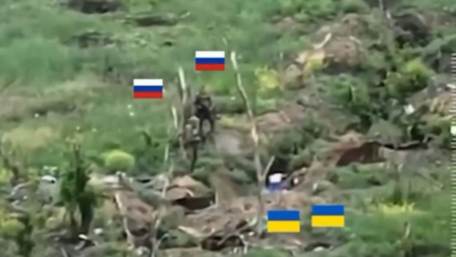 JEZIV SNIMAK IZ UKRAJINE Naterali ih da iskopaju rupe, kada su legli počeli su da pucaju (VIDEO)