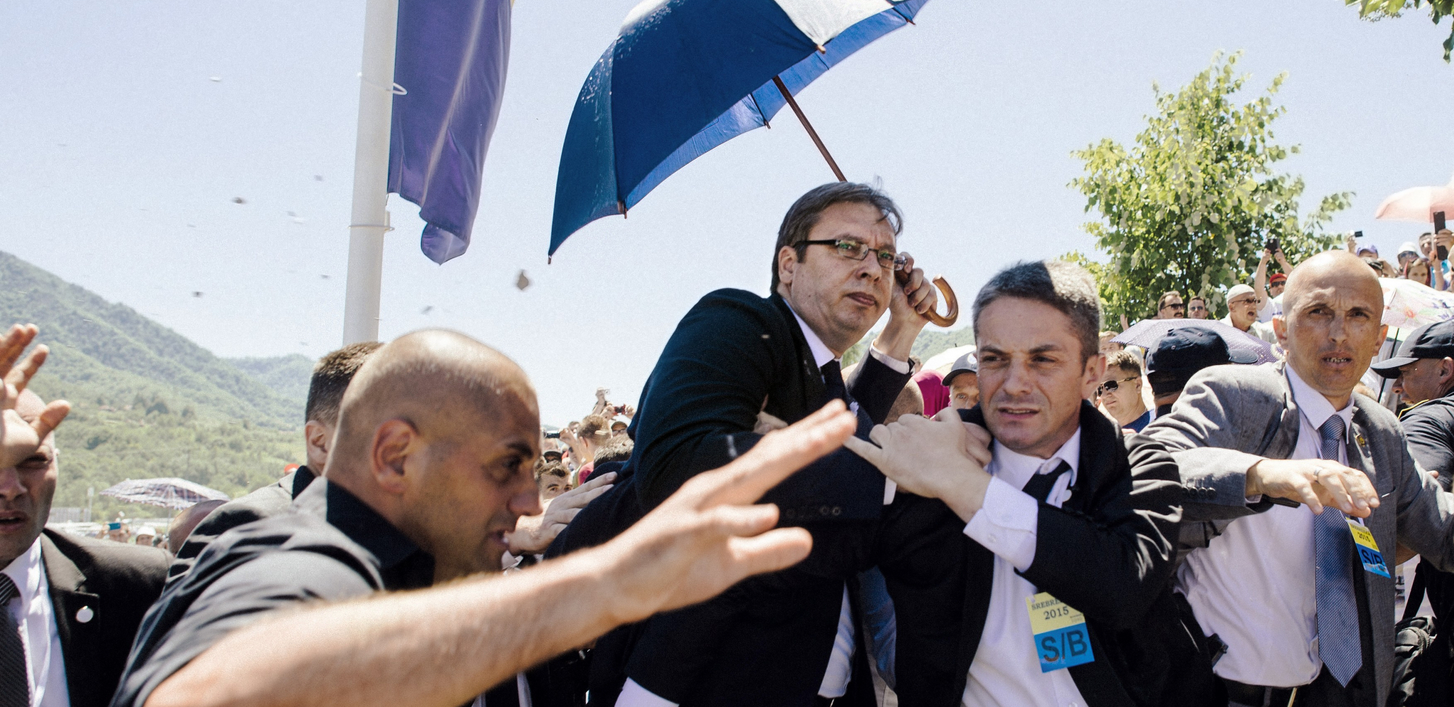 ZLOČIN BEZ KAZNE! NA DANAŠNJI DAN PROBALI SU DA UBIJU VUČIĆA U POTOČARIMA Ka delegaciji letele kamenice, flaše, cipele! (VIDEO)