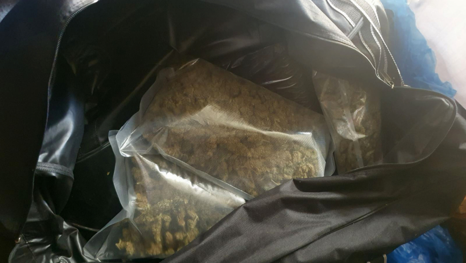 DILER AGAŽOVAO KLINCA (15) ZA PRENOS DROGE  Uhapšen i saočesnik koji je detetu nudio novac da promeni iskaz