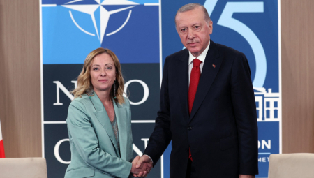 MELONI HIPNOTISANA ERDOGANOM Razgovor u Vašingtonu snimljen kamerom, pogledajte KAKO ga gleda!