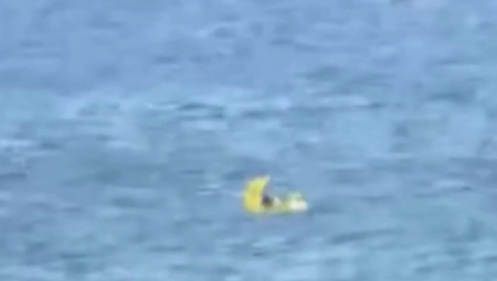 KO JE OVDE LUD? Muškarac 19 sati plovio na gumenom šlaufu, a spasiocima je rekao ČUDNU rečenicu (VIDEO)