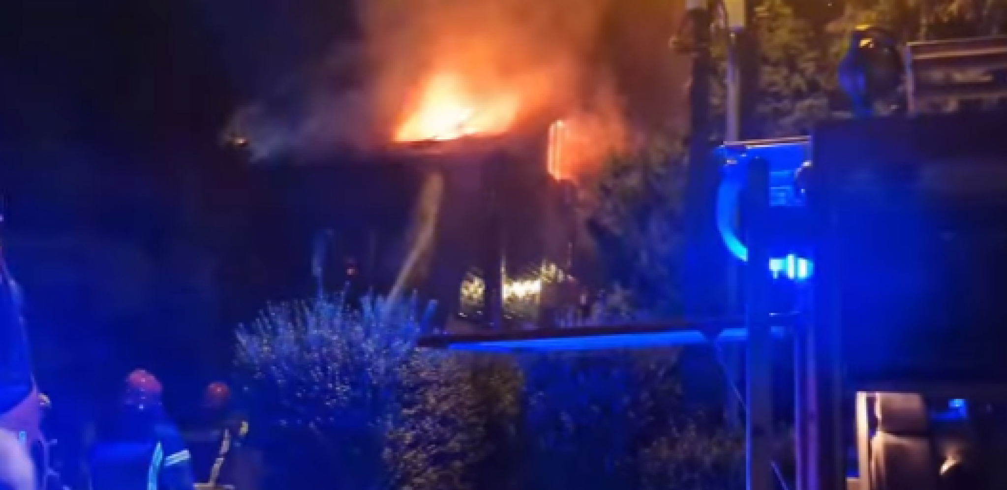 VATRA GUTA KUĆU U VIŠNJIČKOJ BANJI Dramatična scena, vatrogasci se bore sa buktinjom (VIDEO)