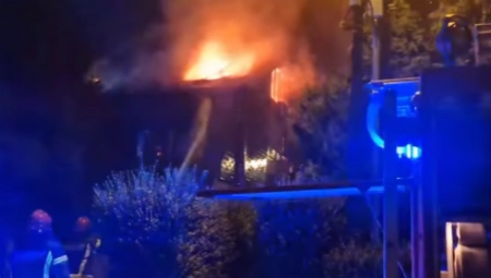 VATRA GUTA KUĆU U VIŠNJIČKOJ BANJI Dramatična scena, vatrogasci se bore sa buktinjom (VIDEO)
