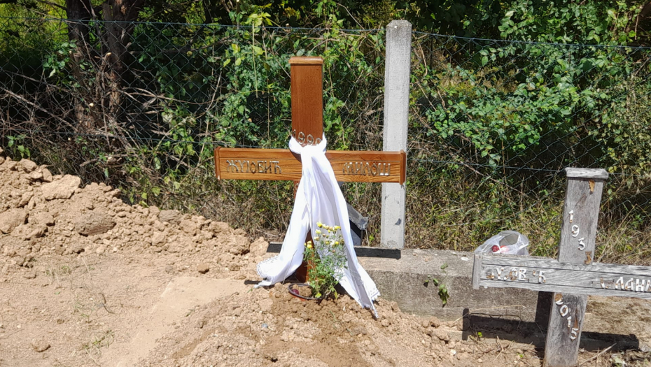 SVE NA SAHRANI JE BILO ČUDNO, RODITELJI DELOVALI RAVNODUŠNO Na ukopu vehabije Žujovića ispoštovani svi pravoslavni običaji