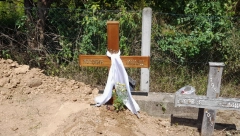 SVE NA SAHRANI JE BILO ČUDNO, RODITELJI DELOVALI RAVNODUŠNO Na ukopu vehabije Žujovića ispoštovani svi pravoslavni običaji