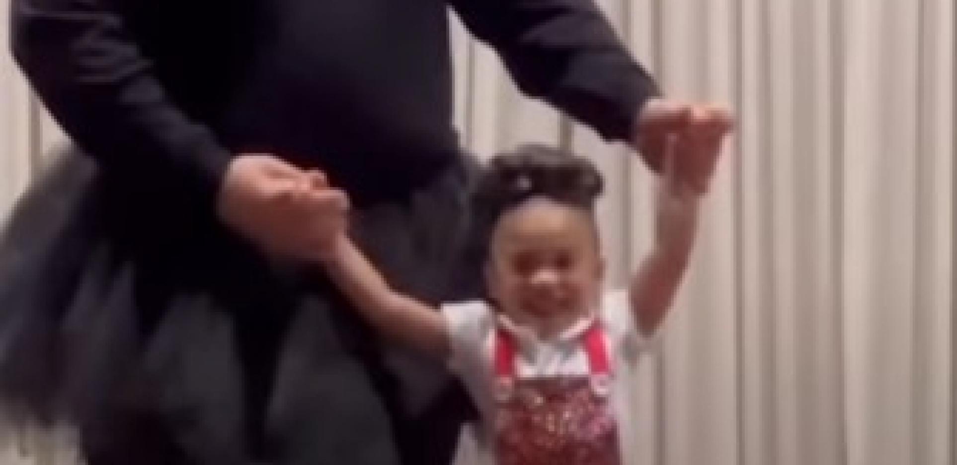 TATA ZAPLESAO KAO PRAVA BALERINA Hteo da obraduje ćerku, pa postao zvezda društvenih mreža! (VIDEO)