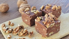 ČOKOLADNE KOCKE SA ORASIMA Nepečeni desert koji se topi u ustima, a uspeva svima