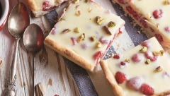 TART SA BELOM ČOKOLADOM Desert bez premca koji miriše na ljubav, za sve svečane prilike